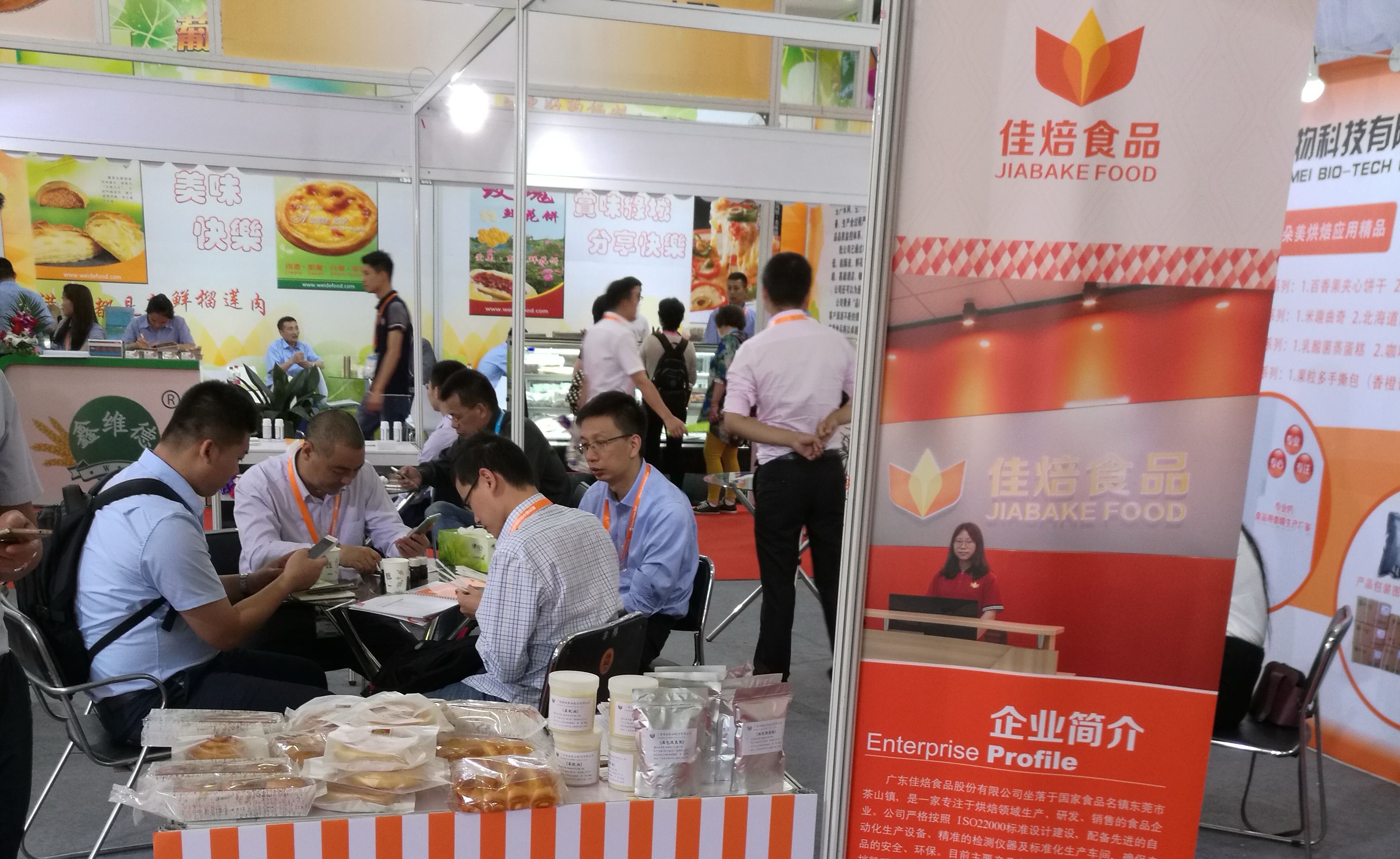 與客戶洽談合作